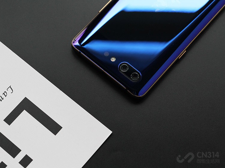 ����ͷ���棬Ŭ����X�����˸߽�������1600��+2400������˫����ͷ��ϣ�ӵ������ͷF1.8������ͷF1.7�Ĵ��Ȧ��