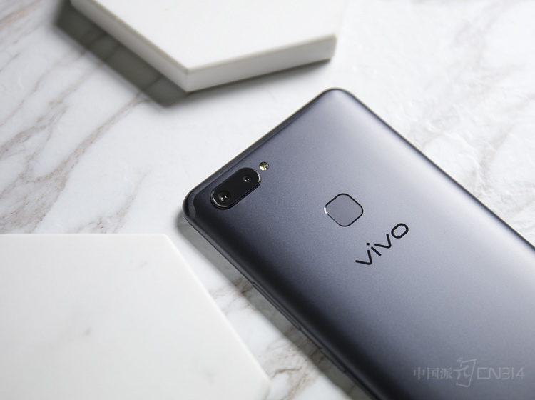 ������Ȼ��vivo X20Plus��������֮һ���û��䱸ǰ��2400��ͺ���1200��+500��˫����ͷ�����������Ļ���˫�����ն��߱����õı��֣�������ո�������