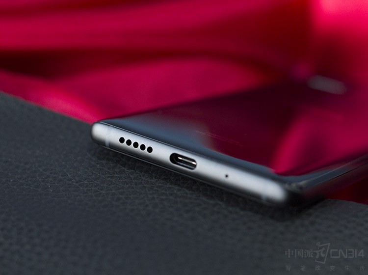 �����ײ�������ûʲô��˵�ģ������������Type-C�ӿڡ�ͨ����˷���Щ���еĶ����ˡ�4G+ȫ��ͨ��֧��7ģ24Ƶ��˫��˫���ȵ�Ҳ��һӦ��ȫ����ȫ���콢���е����ӡ�