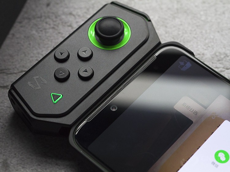 �����ֻ����ֱ�Ҳ�õ��������������һ�����¿�������һö����ʽ���أ������ٶȸ��죬��������Ϸң�е��·�����������һ���ķ�����͹��ܰ�����֧�ָ��ఴ����ϡ�