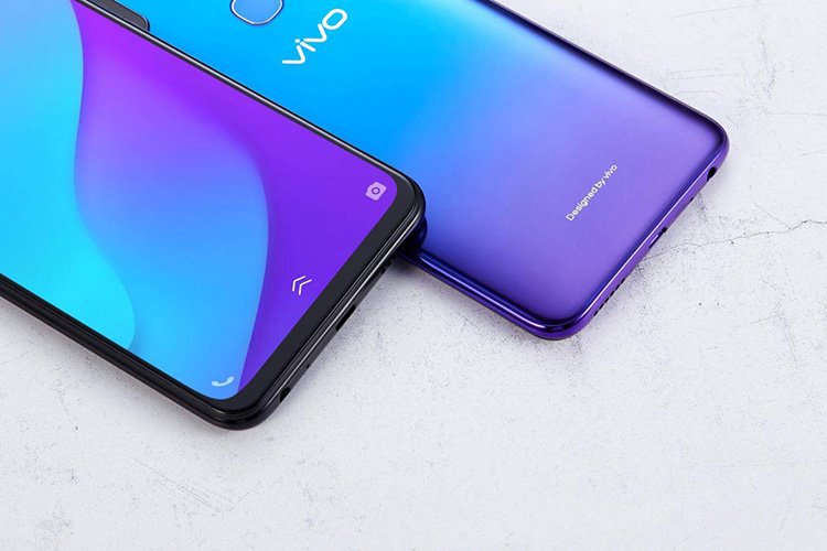 ���û���Ϊ��ע�����ܷ��棬vivo Z3i ��׼������˲���12nm�����Ƴ̵İ˺˴����������6GB+128GB�ĳ����ڴ���ϣ��ڱ�֤��ϵͳ�����Ե�ͬʱ��Ҳ���û����Է��Ļ���缯�����֡���Ϸ���칫�ļ��ȡ����⣬vivo Z3i ��׼�滹֧��ȫ�µ���Ϸħ�й��ܣ����Ӻ��һ��͵羺ģʽ2.0�����3315mAh���������������ܹ���ʱ��רע����Ϸ�У����ܺ����������Ϸ���顣