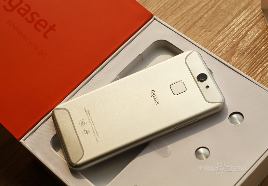 ���ͬʱ��Gigaset���ME pure�������´�ĥ�Ľ�������������2.5D���沣���������ں�Ϊһ�壬��������Ȼ��ɣ����Ŷ����¡����������������������Ǳ�߽��ĵ���Ƴ�����ģʽ�����������С�