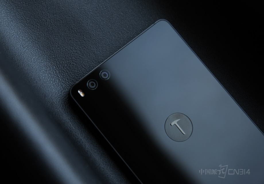 �û�����1300W+1300W���ص�˫����ͷ��֧��ҹ��ģʽ�����ա����Ȧ���㣬ͬʱ��������RGBW��ƽ�⴫����������Ч���õ�����������