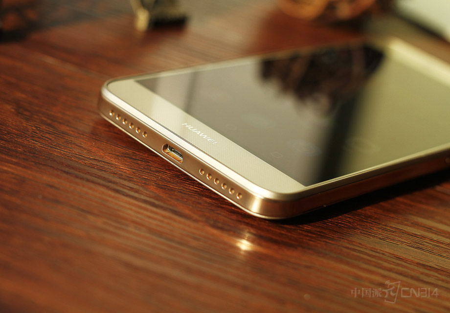 �ӿڷ��棬��Ϊ���� 5�Ķ������Ϊ3.5mm�����ӿڣ��ײ�����ΪMicro-USB�ӿڣ�