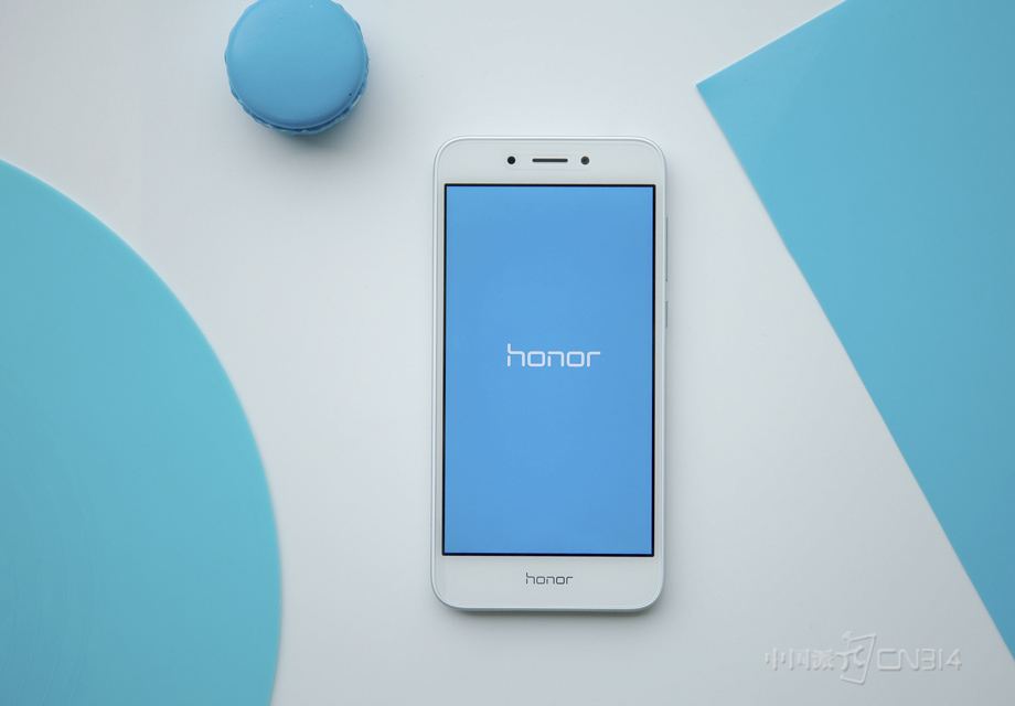 ���÷��棬��ҫ����6A��û�в����Լҵ����봦����������ѡ���˸�ͨ���в��õ�����435��������������3GB+32GB���ͬ���ܹ������û�����