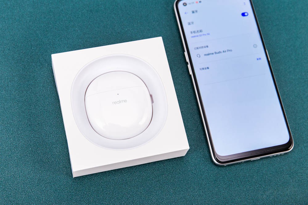 realme ���� Buds Air Pro������Զ���ʯ�����У���������С�����磬ӵ��ʯͷԲ������ߣ������õ����ǡ����ǰס���ɫ����Լ�����š�