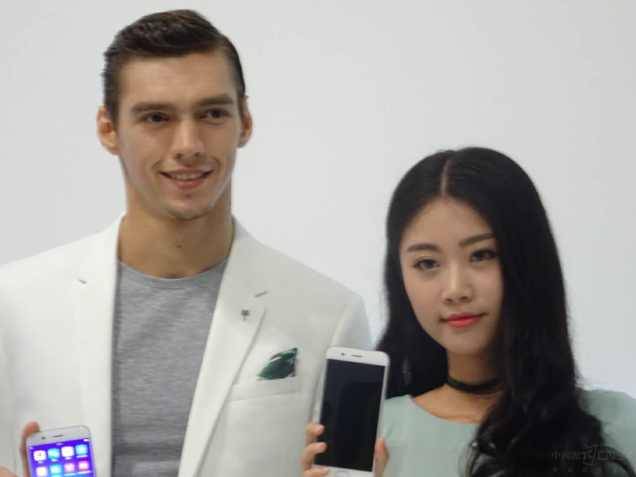 ��OPPO R11����ô�ߣ���ô���ۣ�Ȼ����û��ʲô���ã����ǵ�һ�ۿ�������˧�绹����Ů��