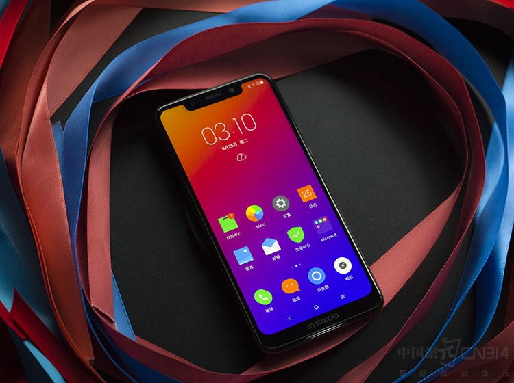 motorola p30 play�䱸5.86Ӣ��19:9�����и�HD+����Ұȫ��������ռ�ȸߴ�86%���������һ���ֻ���Ϊ�޳���������ֵ�ߣ�����Ҳ���������ǵ����ճ֡�