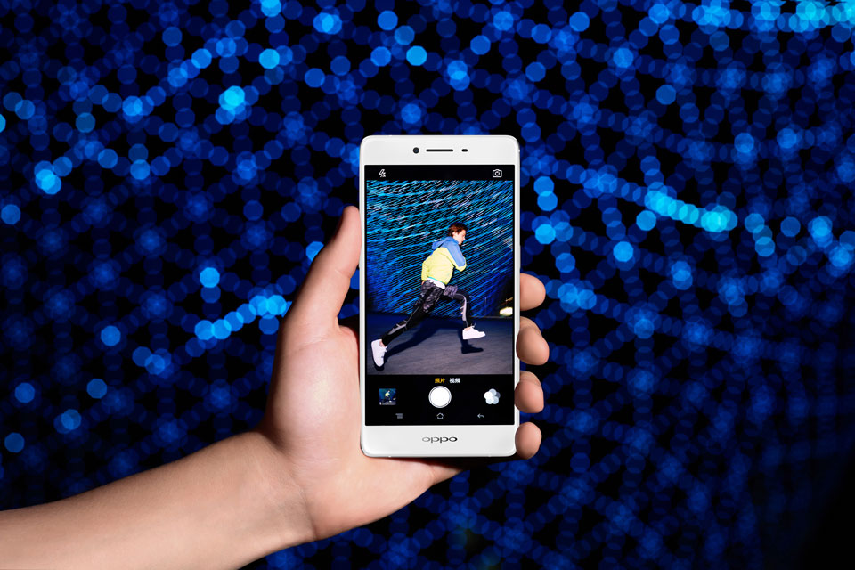 OPPO R7s���ö����з���ȫ�����ļ�����������PDAF��λ�Խ�����0.1s��������졢�ȡ�׼�����ɲ�׽��ת˲���ŵĻ��棬�ĳ�����Ƭ��