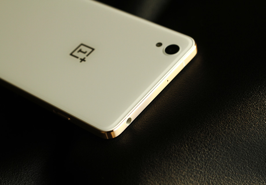 �п򶥲���һ��3.5mm�Ķ�����׵Ŀ��ڣ��������£��п�ƽ����