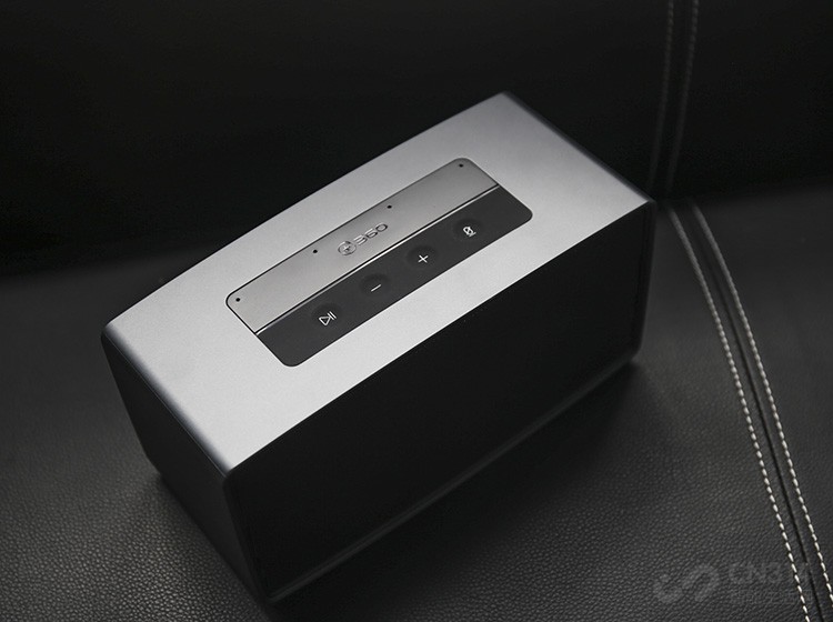 ���䶥�����ۿɼ��ط�Ϊ���������򣬳��˲���ĥɰ��Ƶ��������֮�⣬�м䲿�ֲٿ��������������ʲ��ʣ��ָзǳ��ã�������ĿŰ����ֱ�����ͣ/��������������������������-/+�Լ��������ܿ����͹رա���һ���360Logo�������������������������ƣ�����ɫ����һЩ��ƫ���ɫ��������ĸ�С����4������ʽ��˷磬��Ч��������Ч����