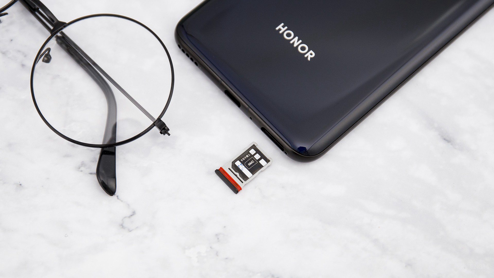 5G�������Լ�ɢ�����ܵ�������࣬��ҫV30 Pro������40W���߿��+27W���߿�����ϣ�����ʲô��������Կ��ٲ����������ɢ�ȷ����������8mm��PC�������ȹ�ɢ�ȣ����ֻ��ڲ��������������Կ���ɢ����