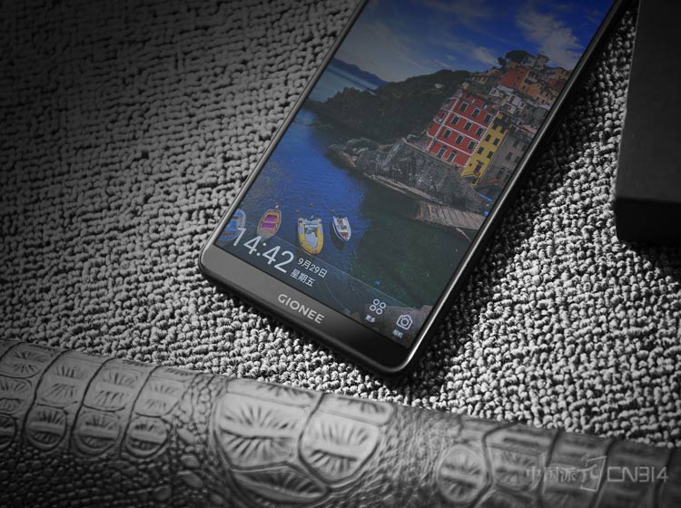 ����M7�����������ȫ�����⣬��������800������ǰ������ͷ����Ͳ�����봫�����ȣ��°벿������Ҫ���ǽ�����Ʒ��logo����������Ƽ��߶Գ����С�