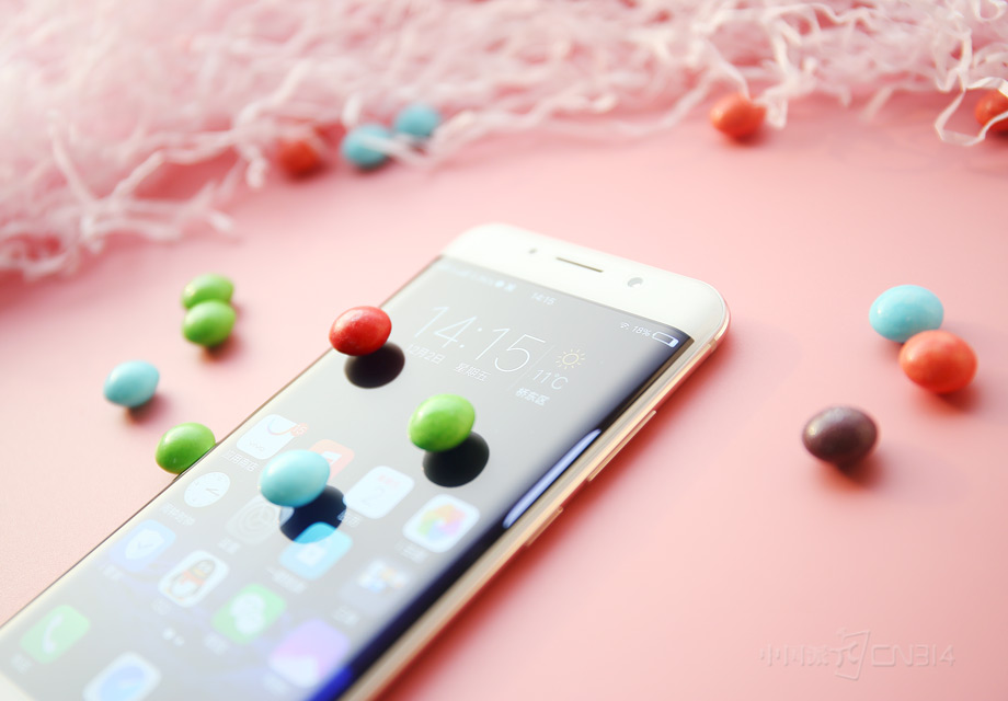 �����������Ѿ���Ŀǰ�����ֻ���֪�������������Ļ��ͬʱ���¶�Ҳ���ô���3D������ƣ�ӵ��4.17mm�������뾶������ռ����Բ��������Xplay6������Ϊ���ۡ�