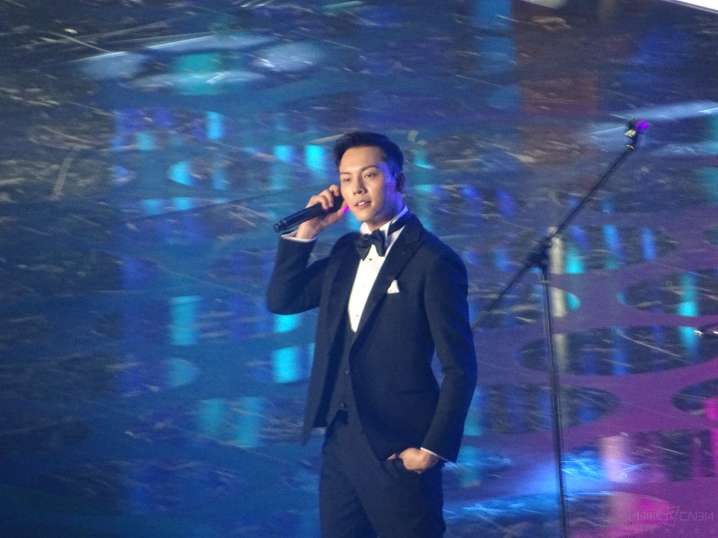 ��һ�����������ף����������ҡ���ʿζʮ���Ӣ�ĸ衶Nothing On You�������������ճ���ȫ�ܵġ�Love U 2��,�Լ����һ�׼���ҡ������ļ����Ե��Գ������š���