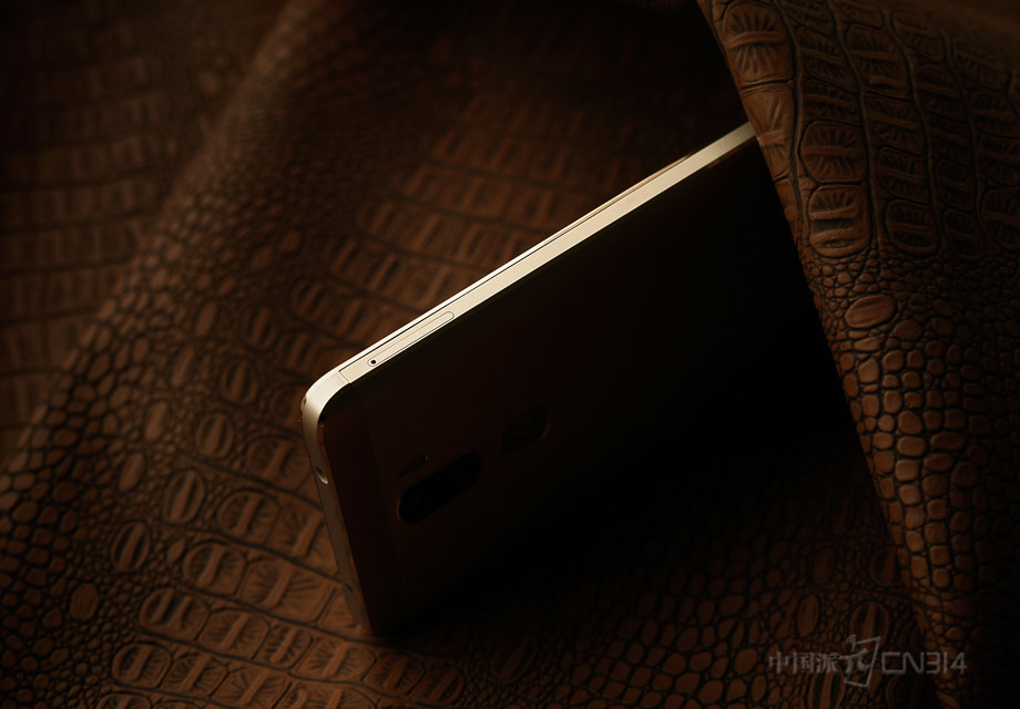 ���Ž�cool1 dual��̬�ֻ�����ɫ����ָ��ʶ����������˾���Ч����ƣ�֧���û���ָ360�ȴ�������������ʶ���ٶȴﵽ��0.15�롣����֮�⣬cool1 dual��̬�ֻ���ָ�ƽ���ģ�����һ������һ��֧����Ҳ��֧��ָ�ƿ�����˽�ռ䣬ָ��һ������Ӧ�á�