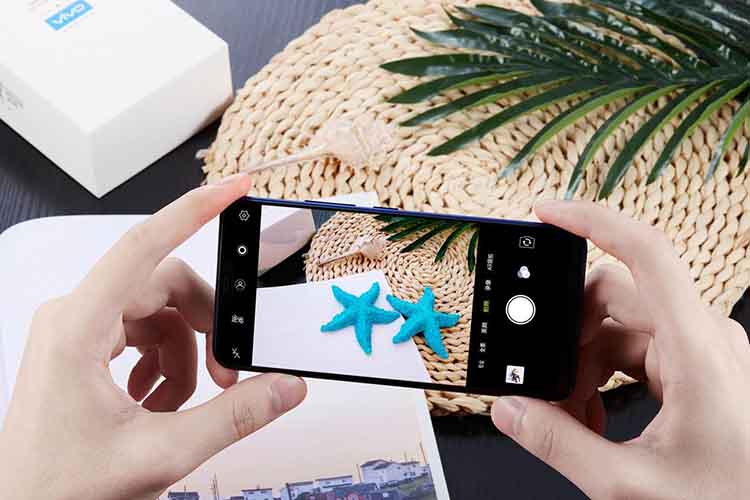 ���÷��棬vivo Z1ӵ��1300��AI�ǻ�˫����ϣ�����֧��PDAF��λ�Խ�����AI�ǻ����չ��ܵļӳ��£�Z1�ܹ���Բ�ͬ�����������ܵ�������������������Ƭ��ʱ��AI����ģʽ����ʹ��������������������黯����Ȼ������ϸ���Ҹ��в�θС�