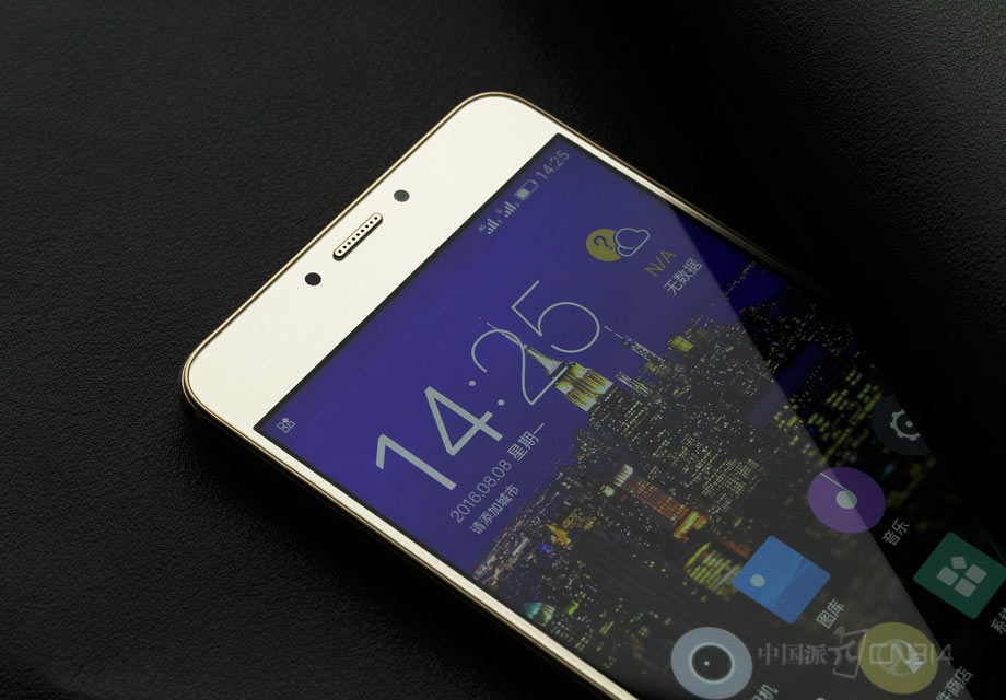 ������ͼ�д�ҿ��Կ�������S6 Pro�ı߿�ǳ�խ�����ڴ����ֻ���˵��Ϊ��Ҫ��