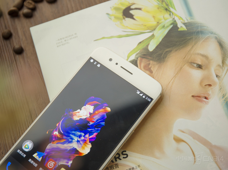 OnePlus 5 ��������ǰ������ͷ������������Ͳ�����������У�ǰ�����õ��ǵ�5������������2.5D����������������һ����Բ����ĸо���