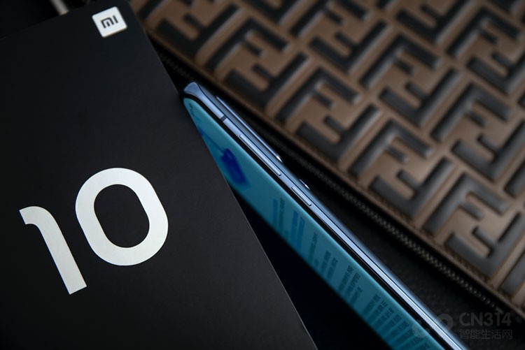 �����ڴ淽�棬С��10 Pro�׷�LPDDR 5�ڴ棬��Ƶ�ߴ�2750NHz���������һ����LPDDR4x����Ƶ������30%��