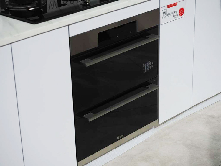 ������Ƕʽ�����񣬷����ƺ��������缸��һ�£��ǳ��Ĵ��䣬���˺�ǿ�ĳ���һ��С���Ƕʽ����ƣ�������ʡ�ռ䣬�����Ҳ���ӵı�ݡ�