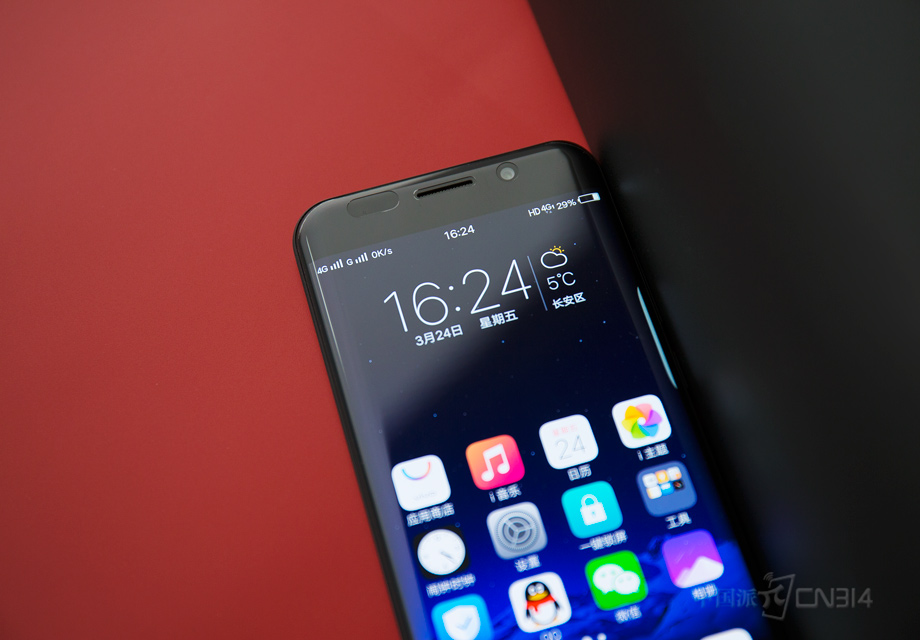 vivo Xplay6������ȫ��һ����Super AMOLED��������5.46Ӣ��2K�ֱ���;ӵ�и���������ʾ�����Լ���������Ӿ���ʾЧ����Ϊ�˴���ȫ�µ���������Xplay6��ӵ�в�����ݹ��ܣ��ܹ������л�App����Ϩ����ʱ�����ڲ�����ʾʱ��ȡ�