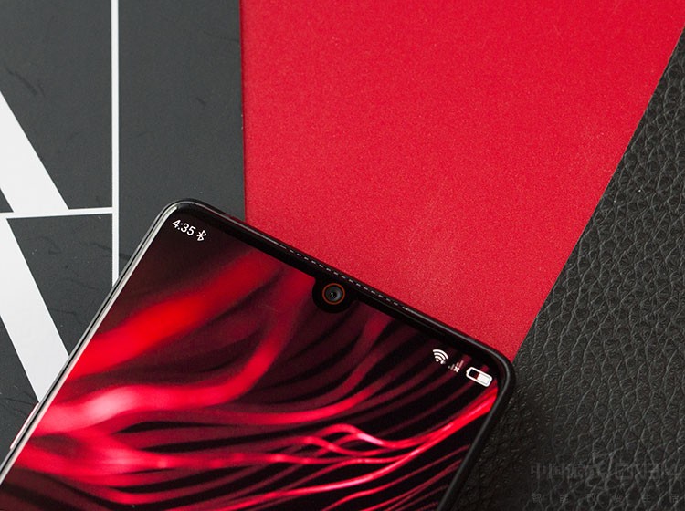 ��Ļ��������δ��ġ�ˮ�Ρ�������ĵ㾦֮�ʣ����ֻ������Ӿ�������Ϊ��ʵ�ָߴ�91.8%����ռ�ȣ����������ͷ�Լ���Ͳ��Ϊ�����ͺţ���Ļ�Ŀ����������ΪӰ�����ִ������𺳵Ļ���Ч����