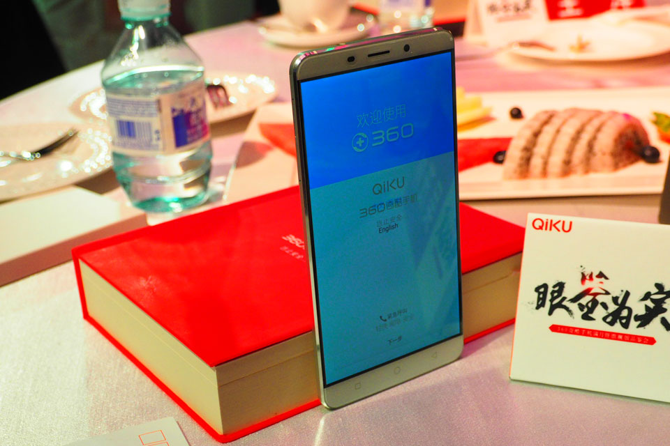 ������ȫ����������ƣ�����ֻ��콢����濴����Ҳ�Ƚ��˱�������֮�⣬�仹����360 OS������ȫ�ȶ�����ϵͳ�ײ�����Android�ֻ����١��ĵ�����⡣Ӳ���ϸ�������808+3GB RAM����ϣ��������������ȶ��������ԡ�