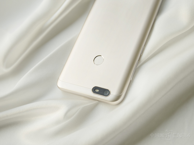 360�ֻ�N6 Lite������һ��1300�����ص�����ͷ������ͷ��λ��Ҳ�����ֻ��������Ͻǡ�