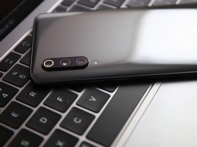 ������������С��9������������֮һ��1600������΢��/����Ǿ�ͷ+1200�����س�����ͷ+4800����������IMX586����ͷ����������ͷCMOS����ﵽ�˾��˵�1/2Ӣ�磬���Դ�������ϸ�Ļ��������ɫ�ĸ߸й��ˮƽ��