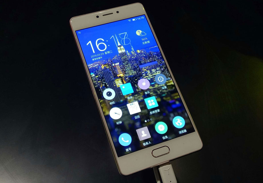 ����S8�Ǳ߿���խ��5.5Ӣ����ͣ���խ�߽�2.59mm���������ȫ��ҵ������խ�ı߿�Ҳʹ�ý���S8��Ȼ�䱸����5.5Ӣ�����Ļ�����ճָ�ȴֻ�൱��5.2Ӣ����Ļ�ֻ���2.5D������ƣ�������Ϊ����ϸ����Ӿ��۸С�