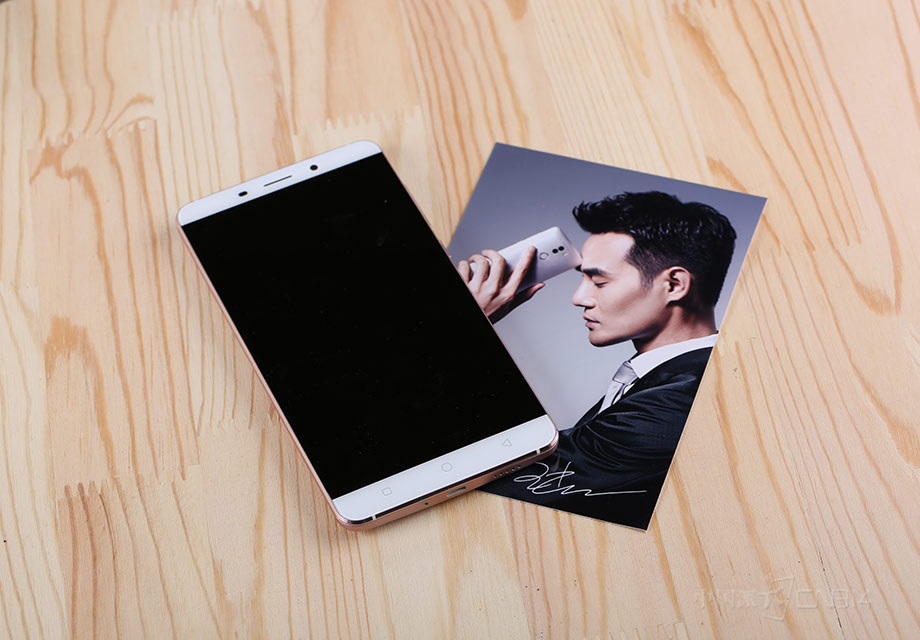 ��ӵ��6Ӣ��1080p��ʾ����83%������ռ�ȣ�1.44mm��խ�߿򣬺��������ǲ�����������