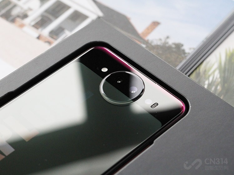 ������ˣ��ǻ��·�������16��΢��RGB�Ųʵƣ�Ч���ǳ����ʣ���Ȼ�ˣ�vivo NEX˫����ĺ������ǰ�㣬�����ĴӴ˽��뵽������ʱ����