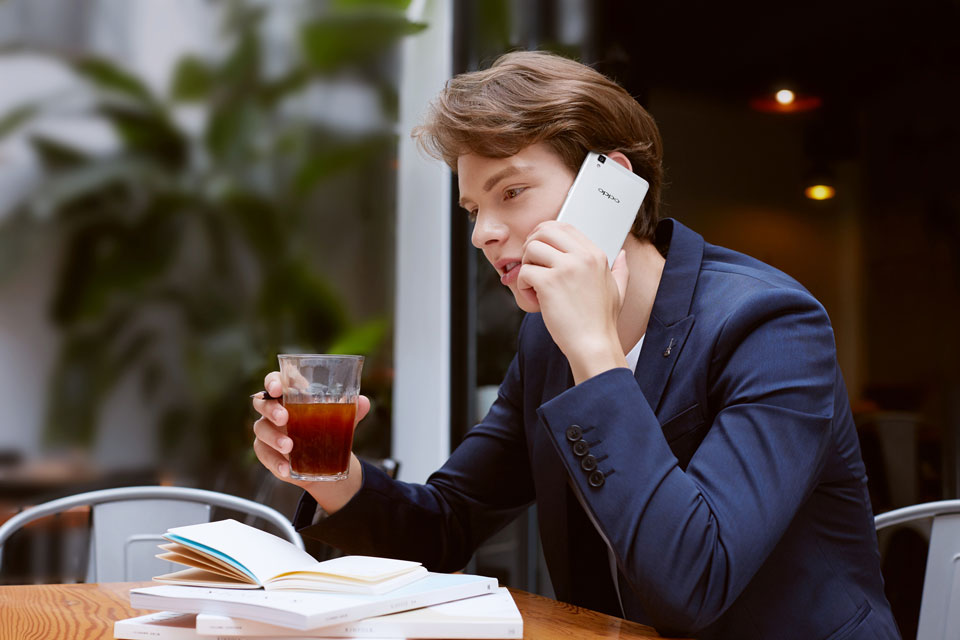 OPPO R7s���ø����5.5Ӣ��1080p��Ļ��ȴͨ���ᱡ��ơ�2.2mm��խ�߿������Ż��Ĳ�߻��ߺ͸�ϸ��ı������У��ճ��ָг�ɫ��OPPO R7s���о���Ľ���һ�������2.5D�������������ø����ʵ���þ�Ͻ�ͱ�����Ϳ���գ�  ����Ӳ�ȸ�ǿ������ϸ����΢�׼��� 