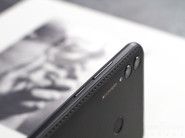 ��ͳ��������������������������ƣ�ͬʱ�������п�Ҳ�������ǹ⴦������Ϊ�˱�֤��ɫ���źţ��������������ߣ��ֱ�λ�ڶ����͵ײ���