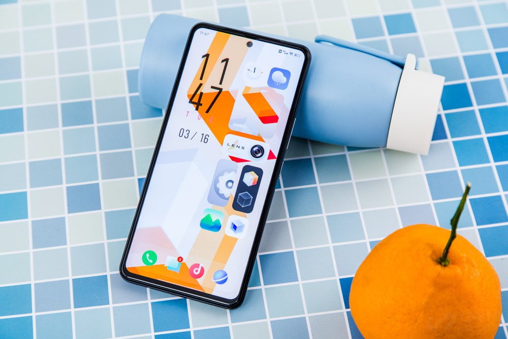 ĻĹҲ㹻ߣ120HzˢѾֲиߴ1000Hz˲ʱزʣ˫ֲľϸȸߣָĻÿһ˲䶼ϵͳʯӦ˲ϢϷлȻOLEDʡ1300nitֵȡ6000000:1ԱȶȡHDR10+֤ҲĻɫĹ۸С