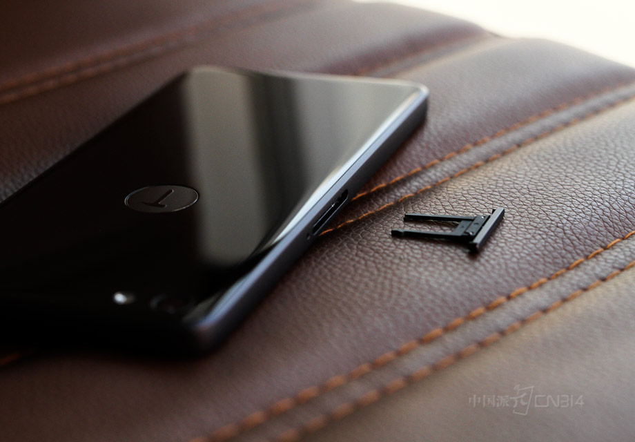 ����T2�����Ҳ�Ŀ���/���水�������Ⲣ���Ǵ���T2���״���Ħ��������Droid Turbo��Ҳ��ô�ɹ��������ڴ˻����Ͻ������Ż�������ֻ�ܷ���һ��nano SIMС����ֵ��ע����ǣ����������Ҳ�������ȥȷʵ��Щ�ɶ��С�