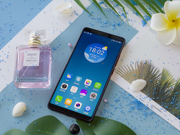 �������һ��5.99Ӣ��ķ�����ȫ��������Ļ�ֱ���ΪFHD+������������Ļ����Ҳ��ʮ�ֳ�ɫ����������ʢ�еĽ��죬������������ɸ����������ߵ�������ͬʱҲΪ�û���Ӱ������Ϸ���Ķ��ȷ����ṩ�˸�������ʹ�����顣