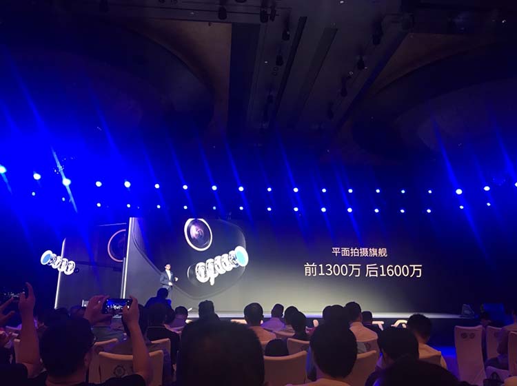 VR��ͷ֮�⣬�����ֻ�2��Ҳӵ����ͨ��ͷ��ǰ��1300�����أ�����1600�����أ���������󲿷��˵���������