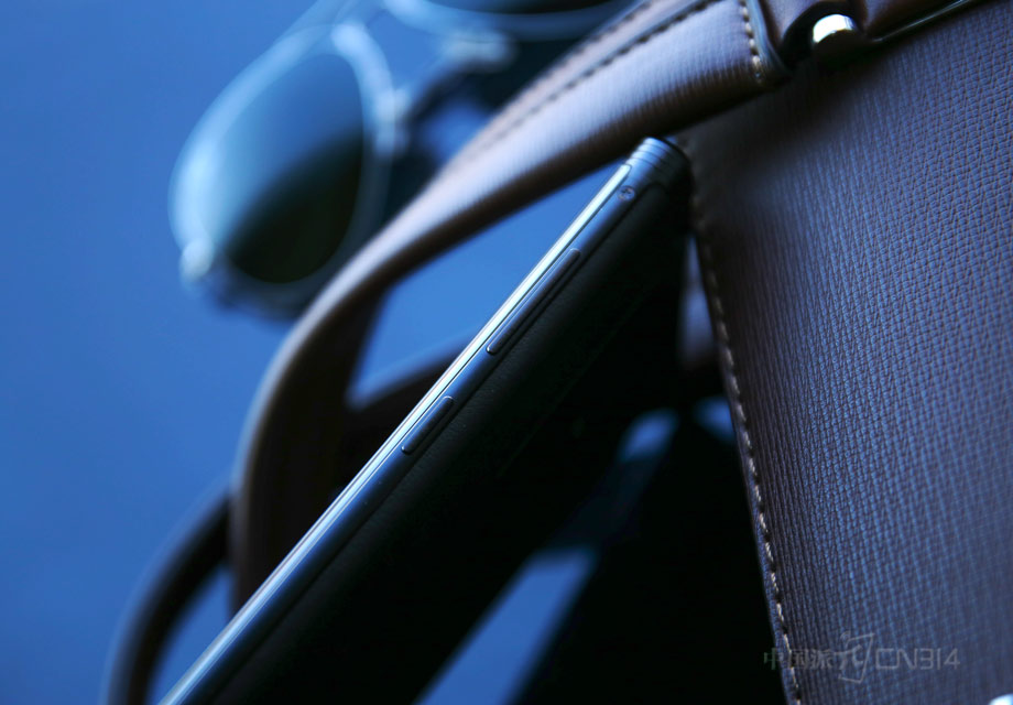 ���а��������ڻ����ұ߿��ϣ����̶ȵ������˹����û�ʹ��ϰ�ߡ�