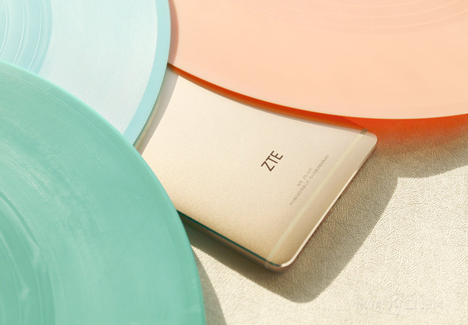 ���7 MAX����AK 4962 CodecоƬ��SmartPA+�ű�ȫ����+BOXһ�廯��ǻ��Ϊ�û���������ɫ�����ʡ�