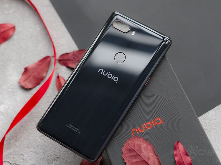 Ŭ����Z18�ĵ������������3450mAh������������ɫ������Neocharge 18W�������䣬�������û����Է���ʹ����������ֻ���