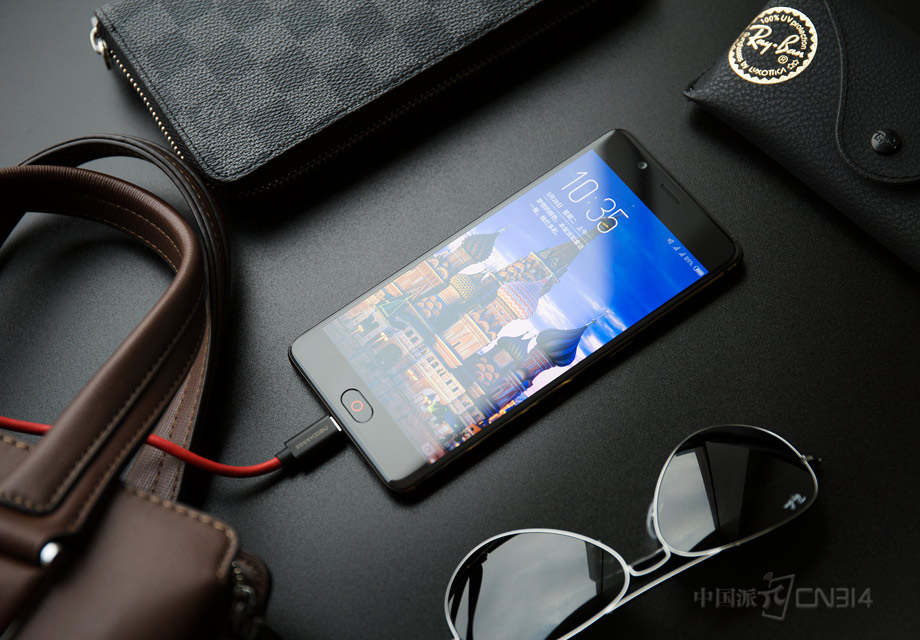 Ŭ����M2��7mm�Ļ������䱸��3630mAh��������أ�Ϊ�־õ������ṩ���ϡ��������ض��û�����һ����Ҳ�������⡣