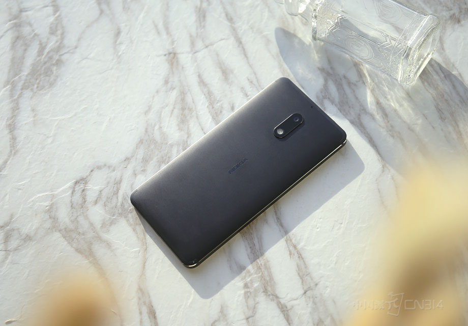 �ڱ��߿������������ɫĥɰ���������������䵭���µķ������ľ������ڡ�