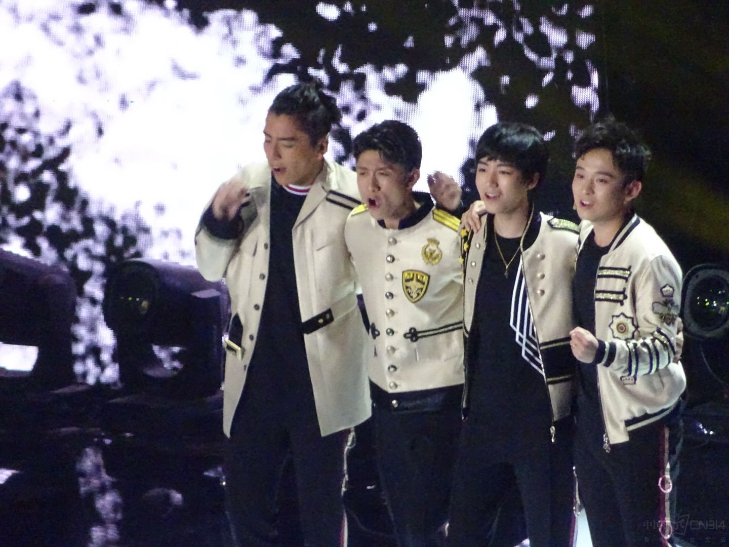 �����໥��pose��OPPO R11�����öԷ�ģ�£�ʮ�ָ����Ȥ��