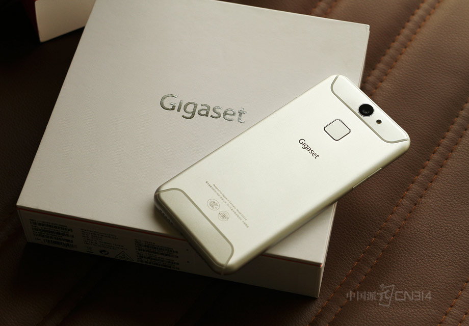 Gigaset���Me pure��˵û�в���ǰ��λ�ϴ������˫2.5D����+�����п�ľ�����ϣ�������ʩ�ӵ�ȫ��������������������л����ָж��൱����������2.5D����������+����ϸ��Ľ����ʸУ��ܵ������ָ�ˬ���ˡ�
