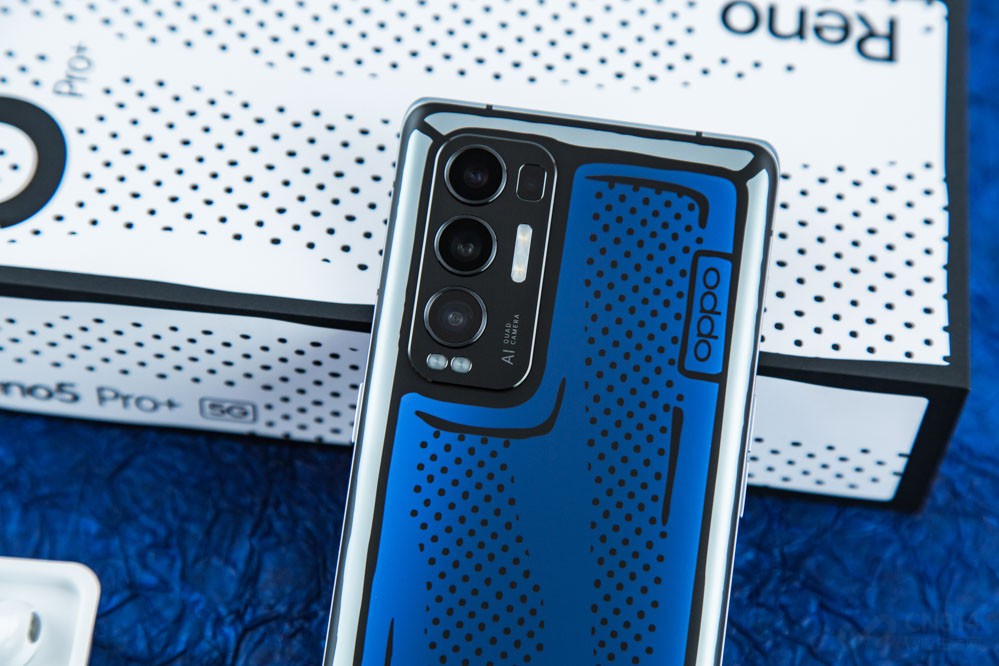 OPPO Reno5 Pro+±ɫǻ׷磬ͨ治һͷģȻϽǣóڲṹûرı仯ֻǺǻơ