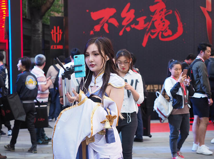 ����λCOSER��COS��Ӧ����ĳ���ŷ���Ϸ�еĽ�ɫ�����˵ĸо�����ĳ�����������ܵ��������ʦ�ֵڰ�Ľ��ʦ��/ʦ�㣬�Ե�������������