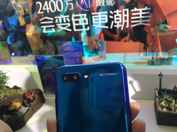 ���þ�ͷ���棬��ҫ10�ṩ��2400�����غڰ�+1600�����ز�ɫ˫�������������F1.8+F1.8���Ȧ��ͷ��ϣ��黯Ч������׼�����⣬˫����λ�Խ������ӳ֣��öԽ��ٶȸ��죬�����˶�����ץ�ġ�