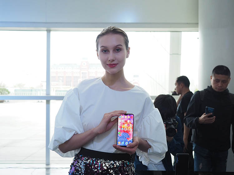 ��ǰ����ΪP20 Pro 6GB+128GB��ŷ���г��ļ۸�Ϊ899ŷԪ���ۺ������Լ7000Ԫ������ͬ�����õĹ��а�Ļ�ΪP20 ProΪ5488Ԫ��������1000��Ԫ����˿��Կ�����Ϊ�Դ����˻���ͦ�����ĵġ� 